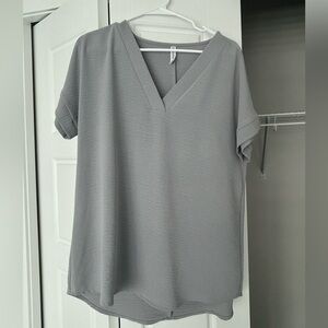 Zenana Outfitters Gray V-Neck Short Sleeve Top